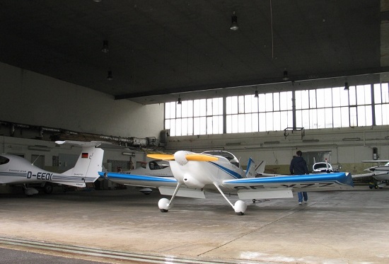 Aircraft hangar doors